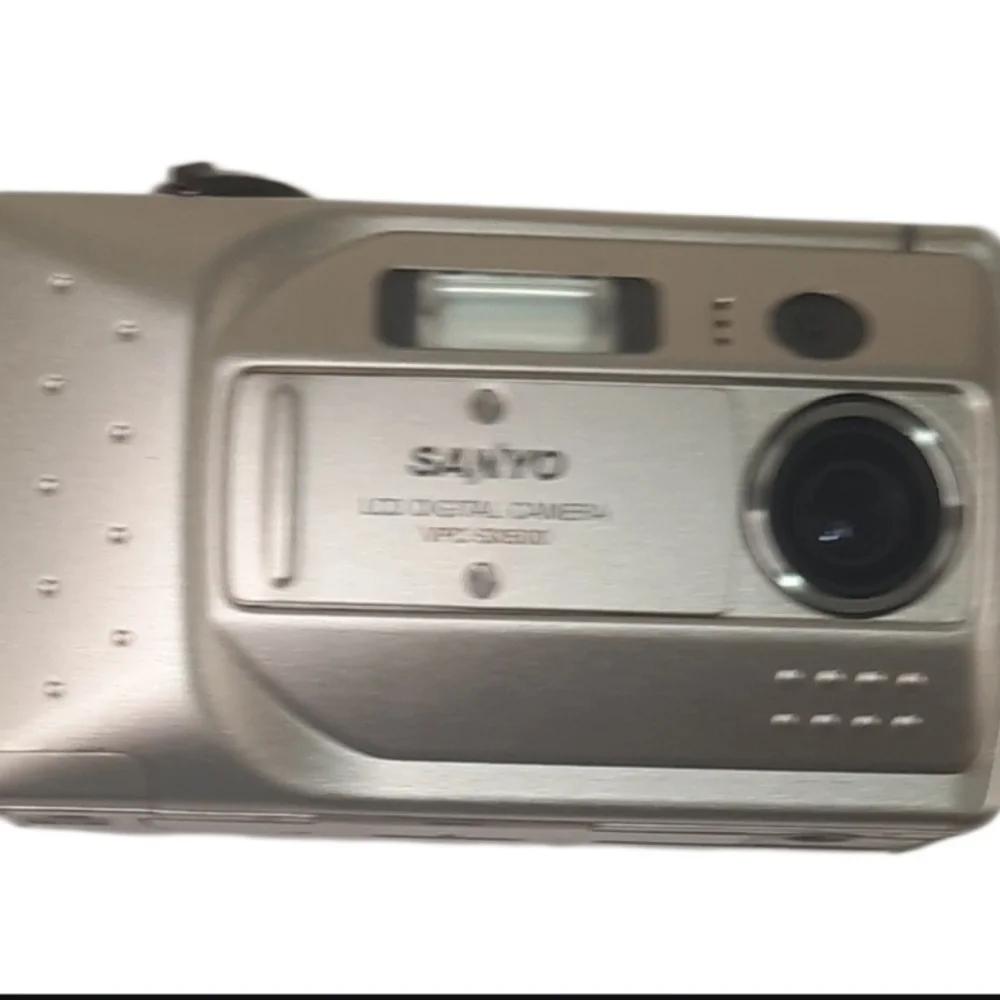 Vintage Sanyo VPC-SX500 digital camera with original packaging.
